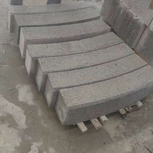 梅州芝麻白弧形路牙石