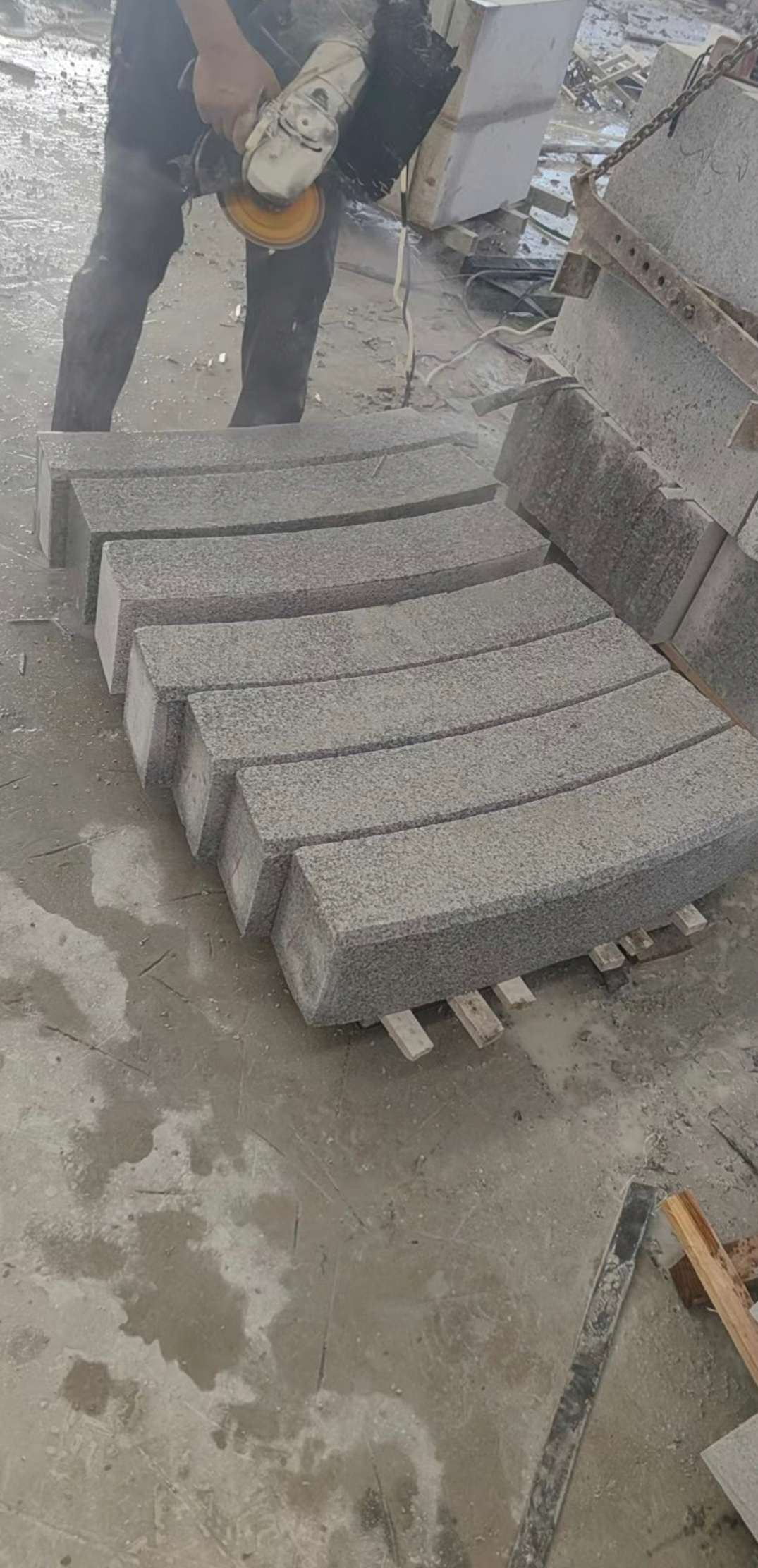 梅州芝麻白弧形路牙石